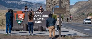Besucher machen Fotos am Eingang zum Yellowstone Nationalpark in den USA.