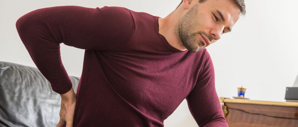 Gerade in der kalten Jahreszeit: Zu viel Couch, zu wenig Bewegung – der Rücken merkt’s zuerst.