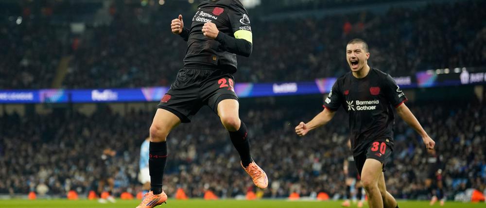Leverkusens Alejandro Grimaldo jubelt nach seinem Führungstreffer.