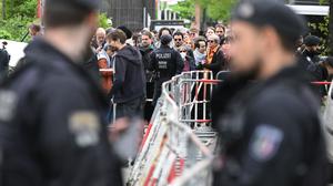 Polizisten stehen vor der Veranstaltungshalle des Palästina-Kongress 2024 vor Teilnehmern, die darauf warten, hereingelassen zu werden. Die propalästinensische Veranstaltung war von der Polizei vorzeitig abgebrochen und verboten worden. Dagegen klagt der Veranstalter vor dem Verwaltungsgericht Berlin.