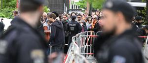 Polizisten stehen vor der Veranstaltungshalle des Palästina-Kongress 2024 vor Teilnehmern, die darauf warten, hereingelassen zu werden. Die propalästinensische Veranstaltung war von der Polizei vorzeitig abgebrochen und verboten worden. Dagegen klagt der Veranstalter vor dem Verwaltungsgericht Berlin.