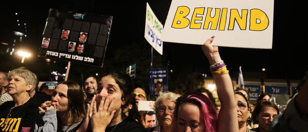 Menschen bei einer Kundgebung in Tel Aviv, auf der die Rückkehr der toten Geiseln gefordert wird. (Archivbild)