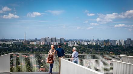 Blick aus den Gärten der Welt auf die Skyline von Berlin-Marzahn 