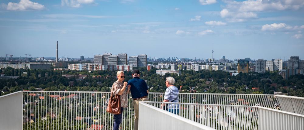 Blick aus den Gärten der Welt auf die Skyline von Berlin-Marzahn 