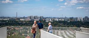 Blick aus den Gärten der Welt auf die Skyline von Berlin-Marzahn 