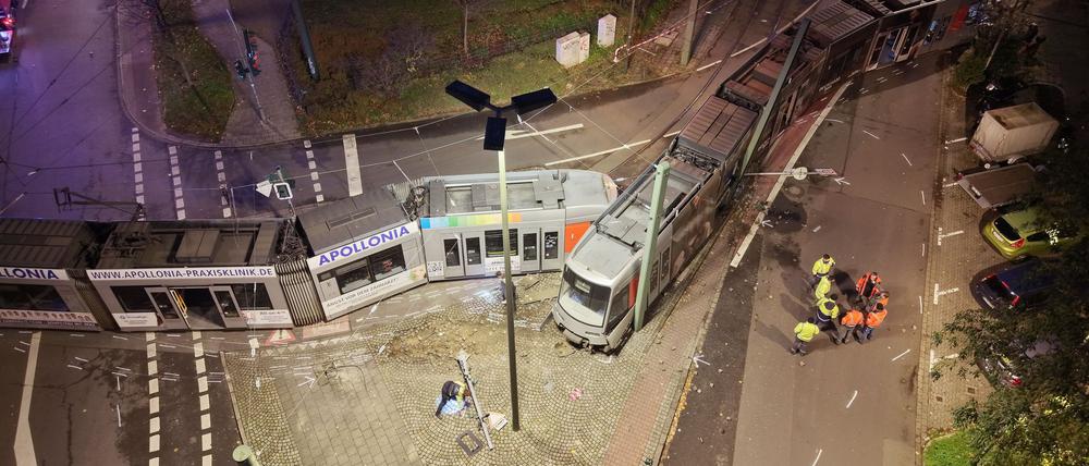 Bei einem Straßenbahnunfall sind in Düsseldorf am frühen Morgen laut Polizeiangaben mehrere Personen verletzt worden (Aufnahme mit einer Drohne).