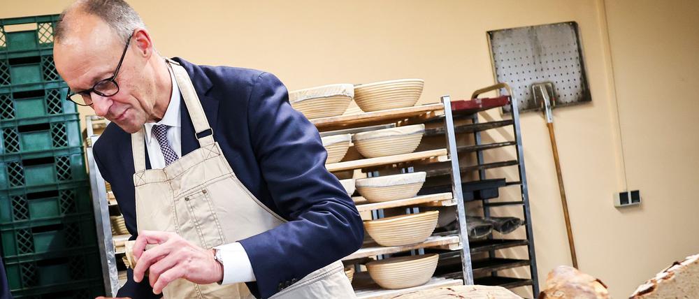 Bundeskanzler Friedrich Merz (CDU) in der Backstube der Brotmanufaktur Sören Korte bei einem Besuch auf dem Handwerkerhof Meistermeile.