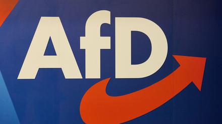 Das Logo der AfD ist auf dem Landesparteitag der AfD Hamburg im Bürgersaal Wandsbek zu sehen. (Symbolbild)