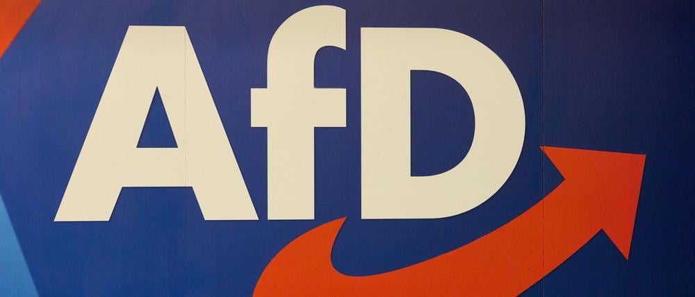 Das Logo der AfD ist auf dem Landesparteitag der AfD Hamburg im Bürgersaal Wandsbek zu sehen. (Symbolbild)