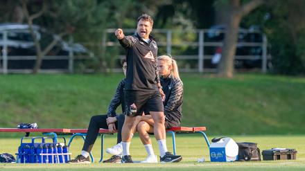 Tobias Kurbjuweit trainiert seit dem Sommer das Frauenteam von Hertha BSC.