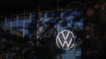 VW-Logo vor Konzernzentrale.