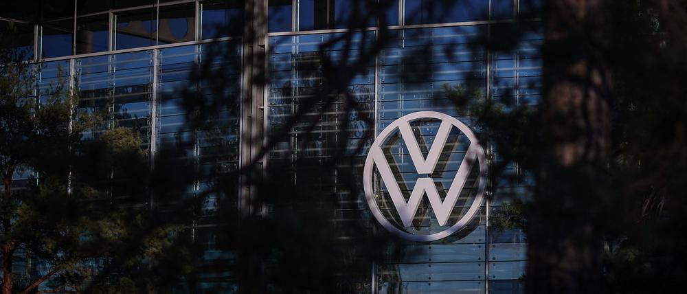 VW-Logo vor Konzernzentrale.