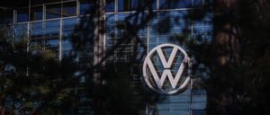 VW-Logo vor Konzernzentrale.