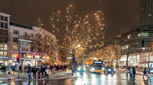 Spaziert man nach Anbruch der Dunkelheit, bietet sich auf dem Kurfürstendamm in der Vorweihnachtszeit ein Lichtermeer.