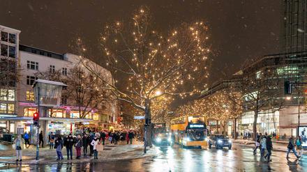 Spaziert man nach Anbruch der Dunkelheit, bietet sich auf dem Kurfürstendamm in der Vorweihnachtszeit ein Lichtermeer.