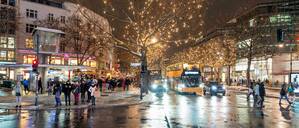 Spaziert man nach Anbruch der Dunkelheit, bietet sich auf dem Kurfürstendamm in der Vorweihnachtszeit ein Lichtermeer. 