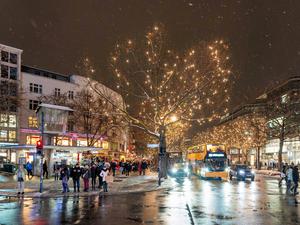 Spaziert man nach Anbruch der Dunkelheit, bietet sich auf dem Kurfürstendamm in der Vorweihnachtszeit ein Lichtermeer.