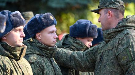 Ein russischer Armeeoffizier spricht mit Wehrpflichtigen, die zum Militärdienst einberufen wurden, Aufnahme vom 15. Oktober 2025.   