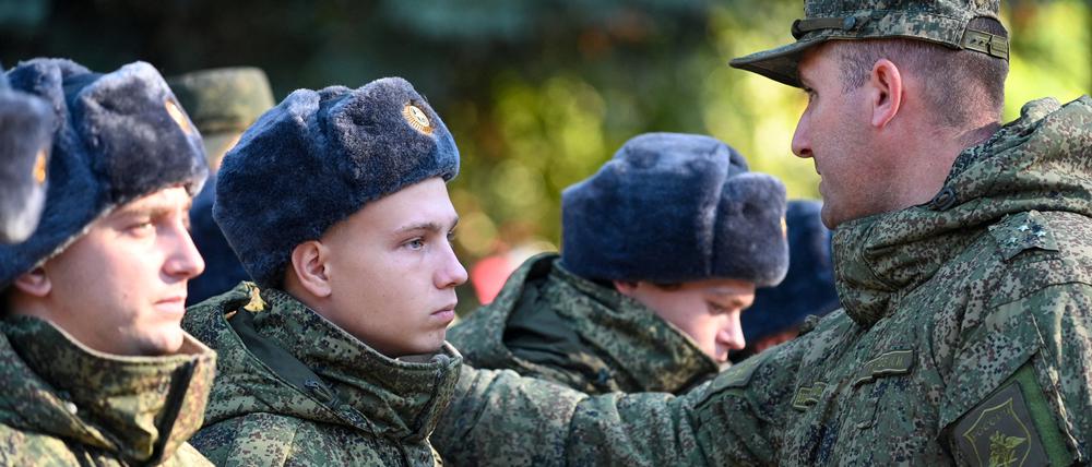 Ein russischer Armeeoffizier spricht mit Wehrpflichtigen, die zum Militärdienst einberufen wurden, Aufnahme vom 15. Oktober 2025.
