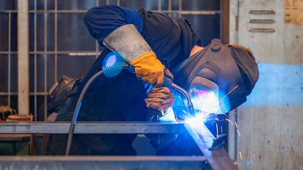 Ein Industrieschweisser bei der Arbeit – in der Industriebranche hält der Trend zum Personalabbau an.