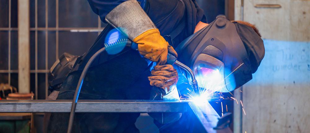 Ein Industrieschweisser bei der Arbeit – in der Industriebranche hält der Trend zum Personalabbau an.