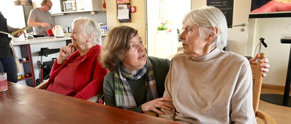 Demenz-WG in Potsdam-Babelsberg, 2. v.l. Iris Eitling, Ehrenamtliche bei dem Projekt.