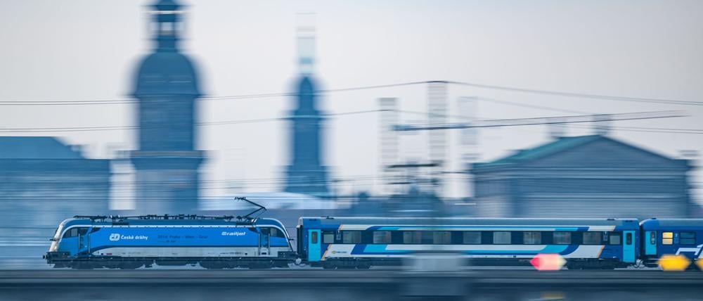 Ein Eurocity-Zug fährt durch Dresden. (Symbolbild)