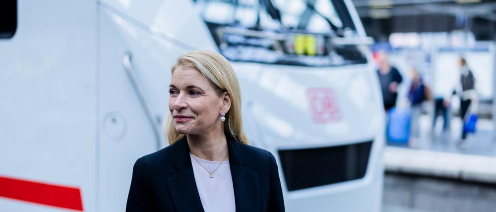 Evelyn Palla, Vorstandsvorsitzende der DB, steht vor dem neuen ICE L der Deutschen Bahn am Berliner Ostbahnhof. 