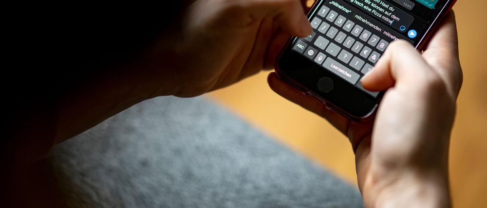 Einem Gesetzesvorschlag nach sollen Messaging-Dienste künftig mehr tun, um Kinder auf ihren Plattformen zu schützen. (Symbolbild)