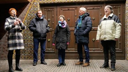 Die „Mondsinger“ treffen sich jeden Abend vor der Kirche Am Hohenzollerndamm in Berlin.