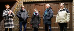Die „Mondsinger“ treffen sich jeden Abend vor der Kirche Am Hohenzollerndamm in Berlin.