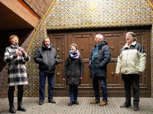 Die „Mondsinger“ treffen sich jeden Abend vor der Kirche Am Hohenzollerndamm in Berlin.