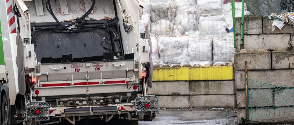 Ein Müllwagen fährt auf das Firmengelände eines Entsorgungsbetriebes im Bereich Industriehäfen. An unbekannter Stelle auf dem Gelände eines Entsorgungsbetriebes ist ein toter Säugling im Müll gefunden worden. 