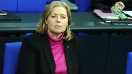 Bärbel Bas (SPD), Bundesministerin für Arbeit und Soziales, sitzt in der Regierungsbank während der Generaldebatte im Bundestag zum Haushalt. 