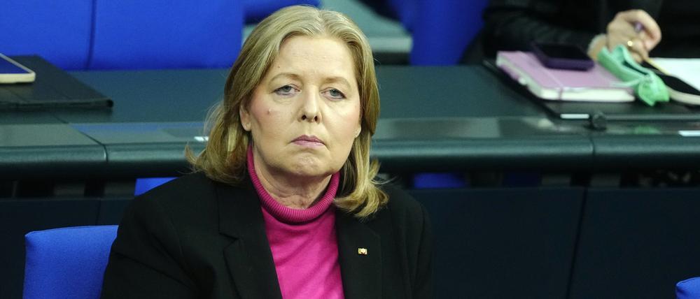 Bärbel Bas (SPD), Bundesministerin für Arbeit und Soziales, sitzt in der Regierungsbank während der Generaldebatte im Bundestag zum Haushalt. 