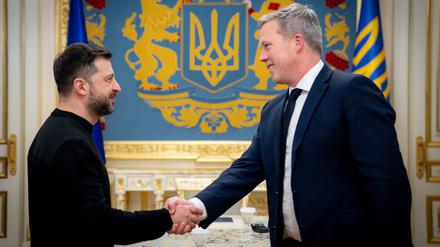 Der ukrainische Präsident Wolodymyr Selenskyj begrüßt US-Heeresminister Daniel Driscoll am 20. November 2025 in Kiew. 