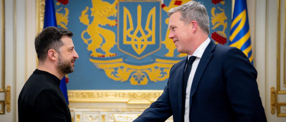 Der ukrainische Präsident Wolodymyr Selenskyj begrüßt US-Heeresminister Daniel Driscoll am 20. November 2025 in Kiew.