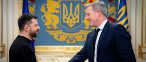 Der ukrainische Präsident Wolodymyr Selenskyj begrüßt US-Heeresminister Daniel Driscoll am 20. November 2025 in Kiew.