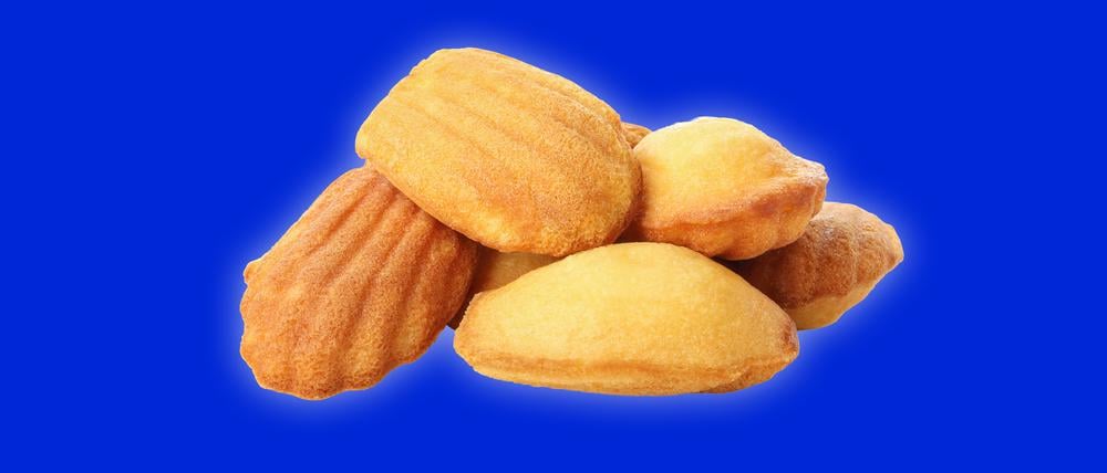 Madeleines auf blauem Hintergrund.