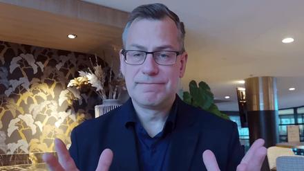 Der KI-Prof wirkt wie ein erfahrener Akademiker, spricht aber monoton und beherrscht nur wenige Gesten und Gesichtsausdrücke.