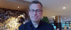 Der KI-Prof wirkt wie ein erfahrener Akademiker, spricht aber monoton und beherrscht nur wenige Gesten und Gesichtsausdrücke.