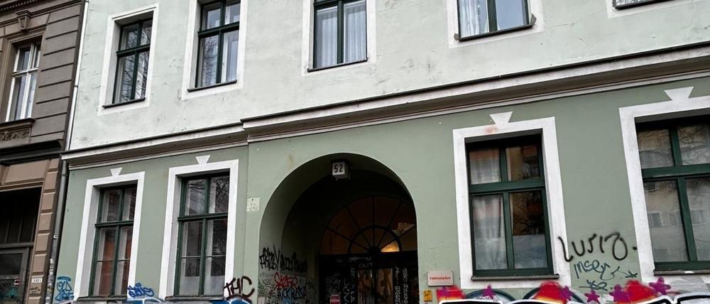 Der Eingang eines Wohnhauses in der Reichenberger Straße ist mit Graffiti beschmiert.