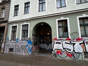 Der Eingang eines Wohnhauses in der Reichenberger Straße ist mit Graffiti beschmiert.