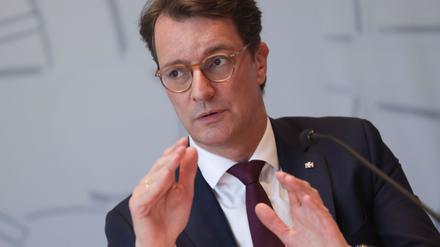 Nordrhein-Westfalens Ministerpräsident Hendrik Wüst (CDU) fordert von der Bundesregierung weitere Maßnahmen zur Bekämpfung der Krise.