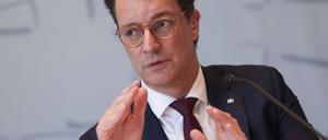 Nordrhein-Westfalens Ministerpräsident Hendrik Wüst (CDU) fordert von der Bundesregierung weitere Maßnahmen zur Bekämpfung der Krise.