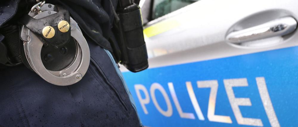 Bei einer Zwangsräumung hat der Mieter plötzlich eine Waffe in der Hand. Die Polizei muss eingreifen. (Symbolbild)