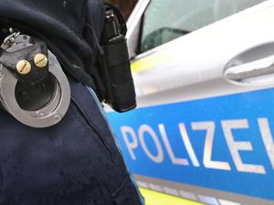 Bei einer Zwangsräumung hat der Mieter plötzlich eine Waffe in der Hand. Die Polizei muss eingreifen. (Symbolbild)