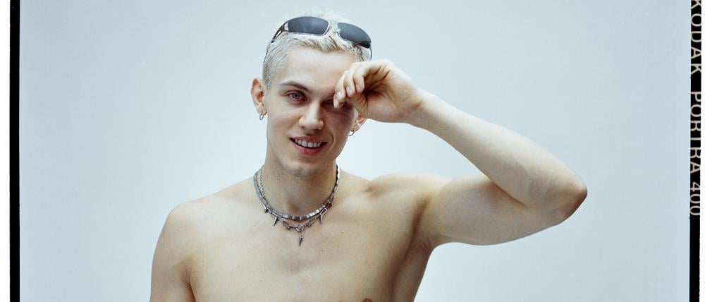 Karl trägt eine schwarze Hose, insofern verkörpert er ein gängiges Klischee. 