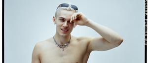 Karl trägt eine schwarze Hose, insofern verkörpert er ein gängiges Klischee.