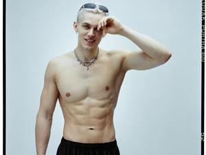 Karl trägt eine schwarze Hose, insofern verkörpert er ein gängiges Klischee.